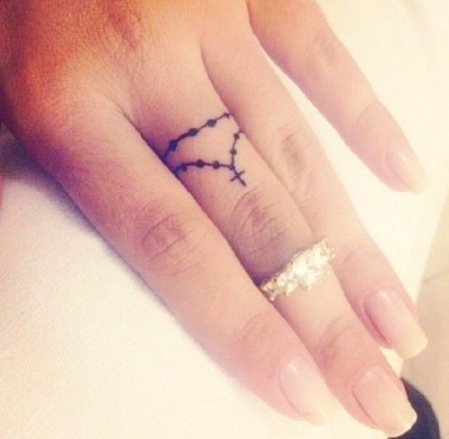 tatuaje de rosario en dedo de muchacha