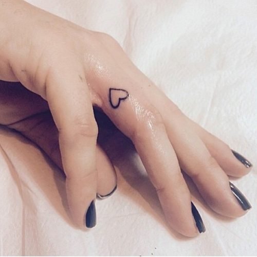 tatuaje pequeño de corazón en el dedo