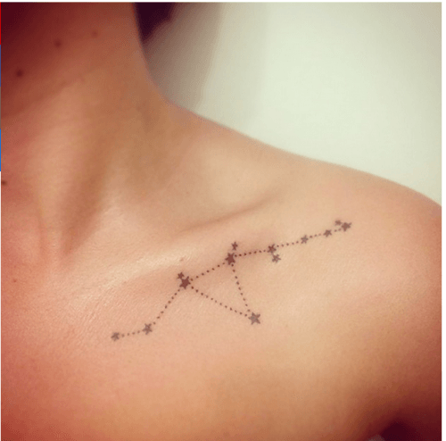 tatuajes de estrellas en hombro