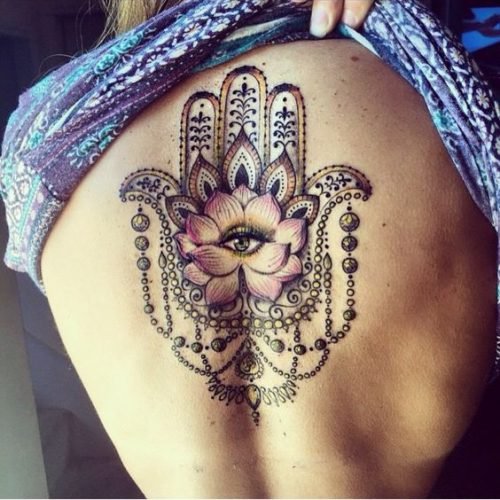 tatuaje flor loto espalda mujer