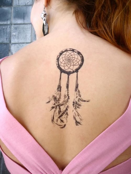tatuaje llamador de ángeles mujer espalda