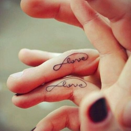 tatuaje para dedos parejas enamoradas