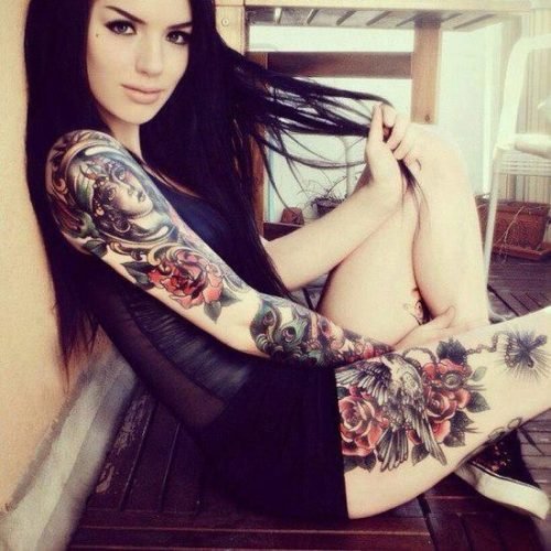 brazo y pierna mujer tatuados