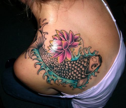 tatuaje colorido para el hombro y espalda de una dama
