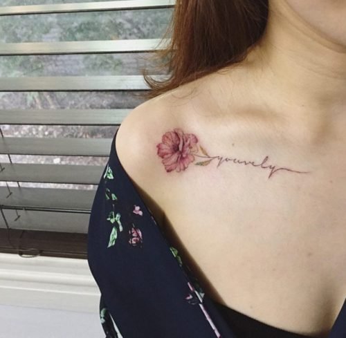 tatuaje de rosa con flores