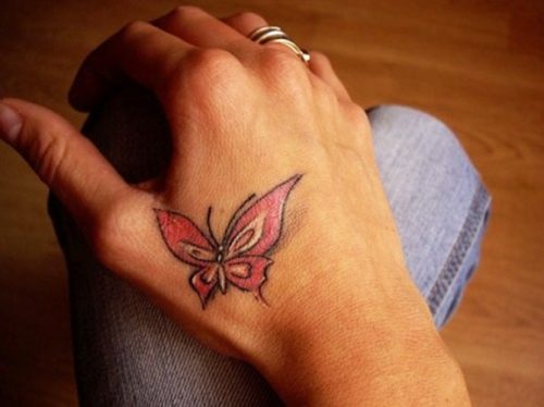 tatuaje mariposa mano señora