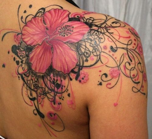 tatuajes para mujeres en hombro flor rosa