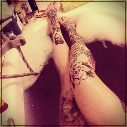 tatuajes piernas mujeres flores