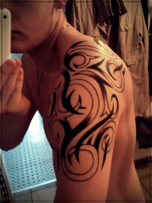 tatuajes para hombres en el hombro calaveras