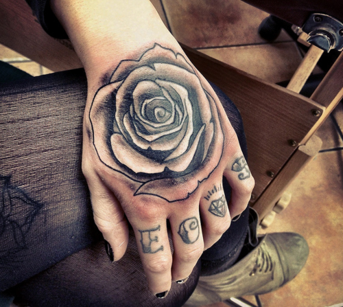 tatuajes de rosas en la mano