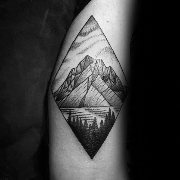 Tatuaje geométrico grande bosque