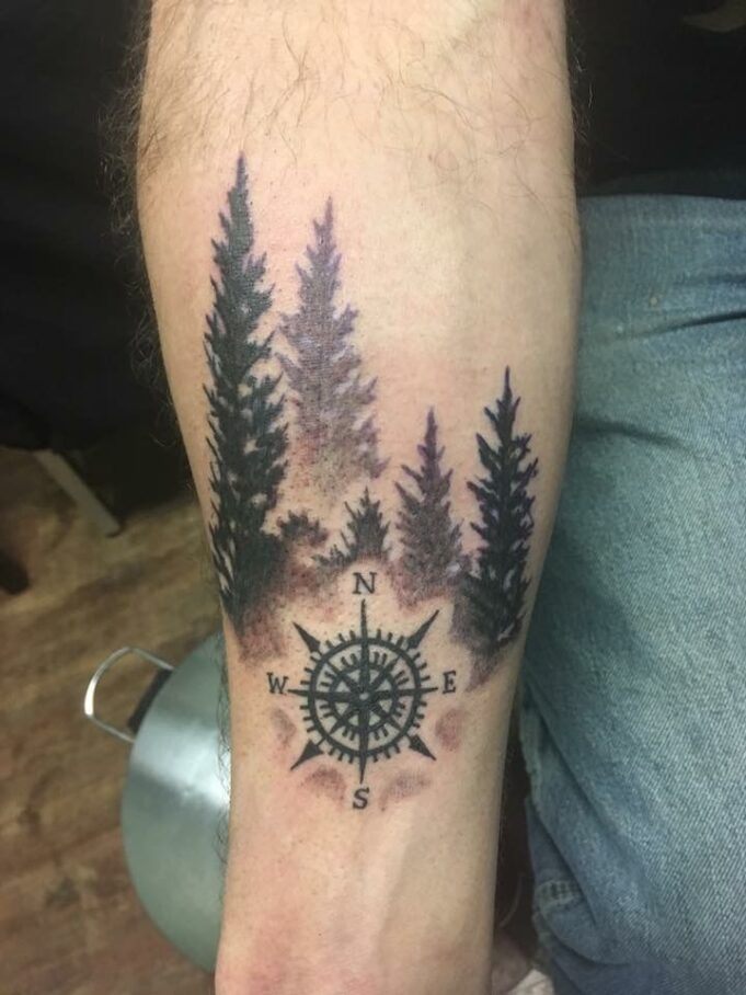 Tatuajes de BOSQUES: 13 diseños para copiar y realizarse Tatuaje de bosque y brújula