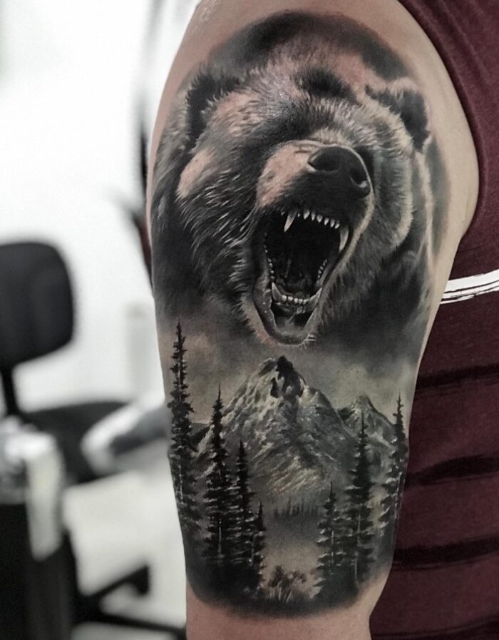 Tatuaje de oso y bosque