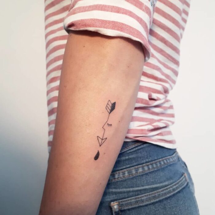 Tatuaje de flecha atrás del brazo minimalista Tatuaje de flecha atrás del brazo minimalista