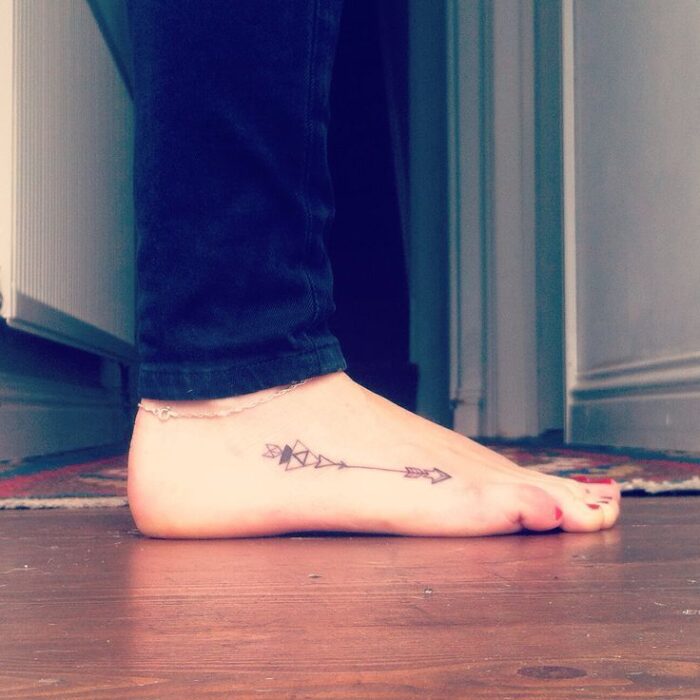 Tatuajes minimalista de flecha pies Tatuajes minimalista de flecha pies