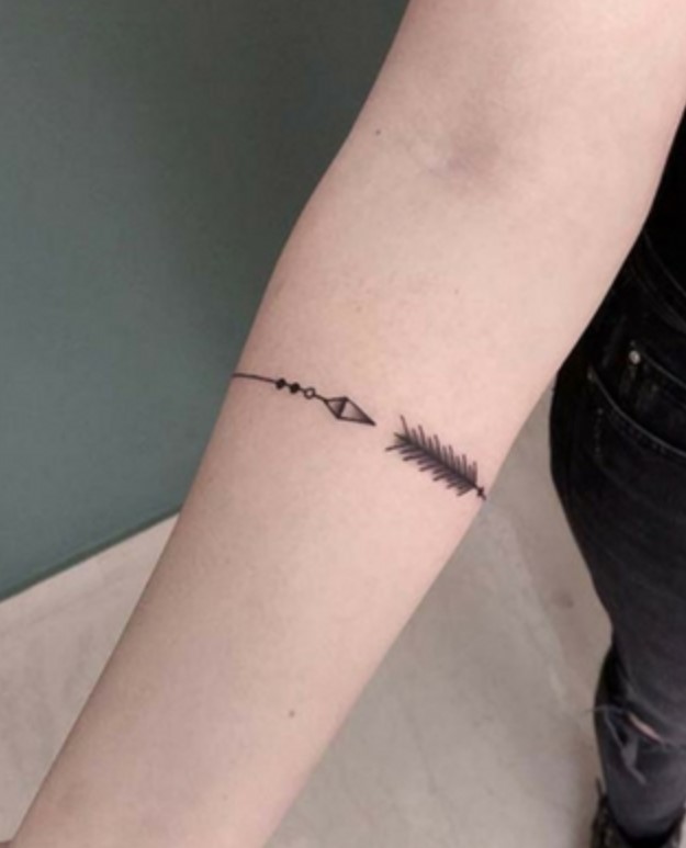 Tatuaje en brazo pulsera de flecha Tatuaje en brazo pulsera de flecha