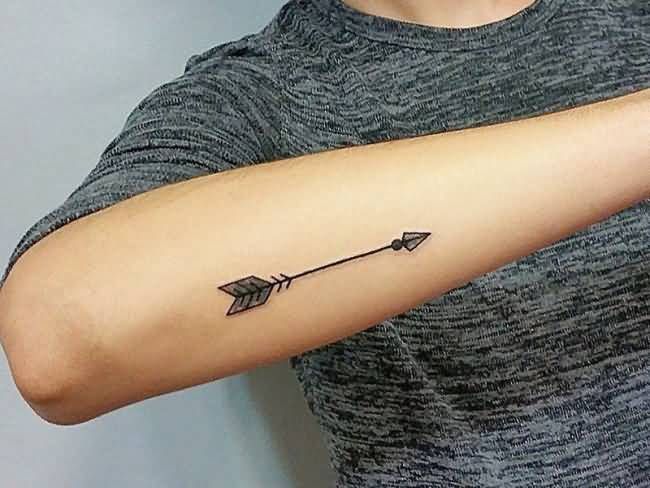 Tatuajes de FLECHAS en brazo minimalista Tatuajes de FLECHAS en brazo minimalista