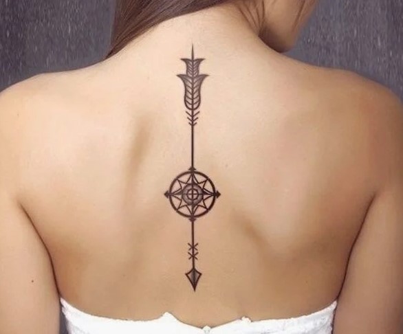 Tatuaje en espalda de flecha