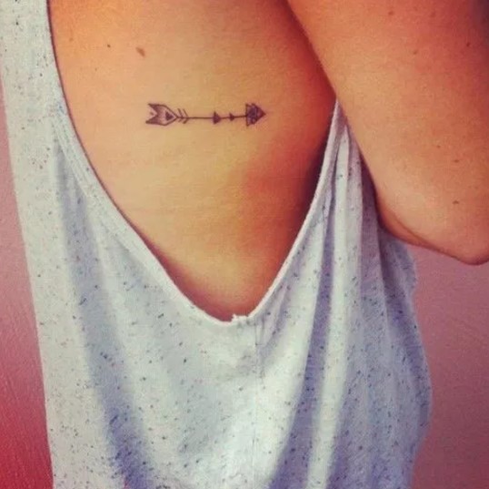 Tatuaje de FLECHA en costillas Tatuaje de FLECHA en costillas