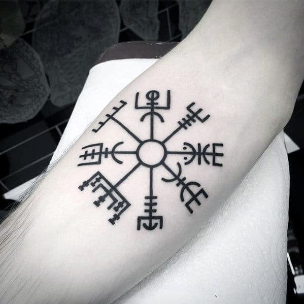 tatuaje vikingo de brújula