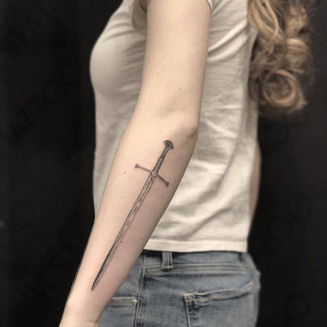 Tatuajes de ESPADA minimalista larga