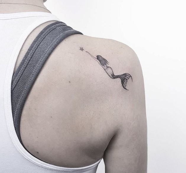 Tatuaje minimalista sirena pequeña