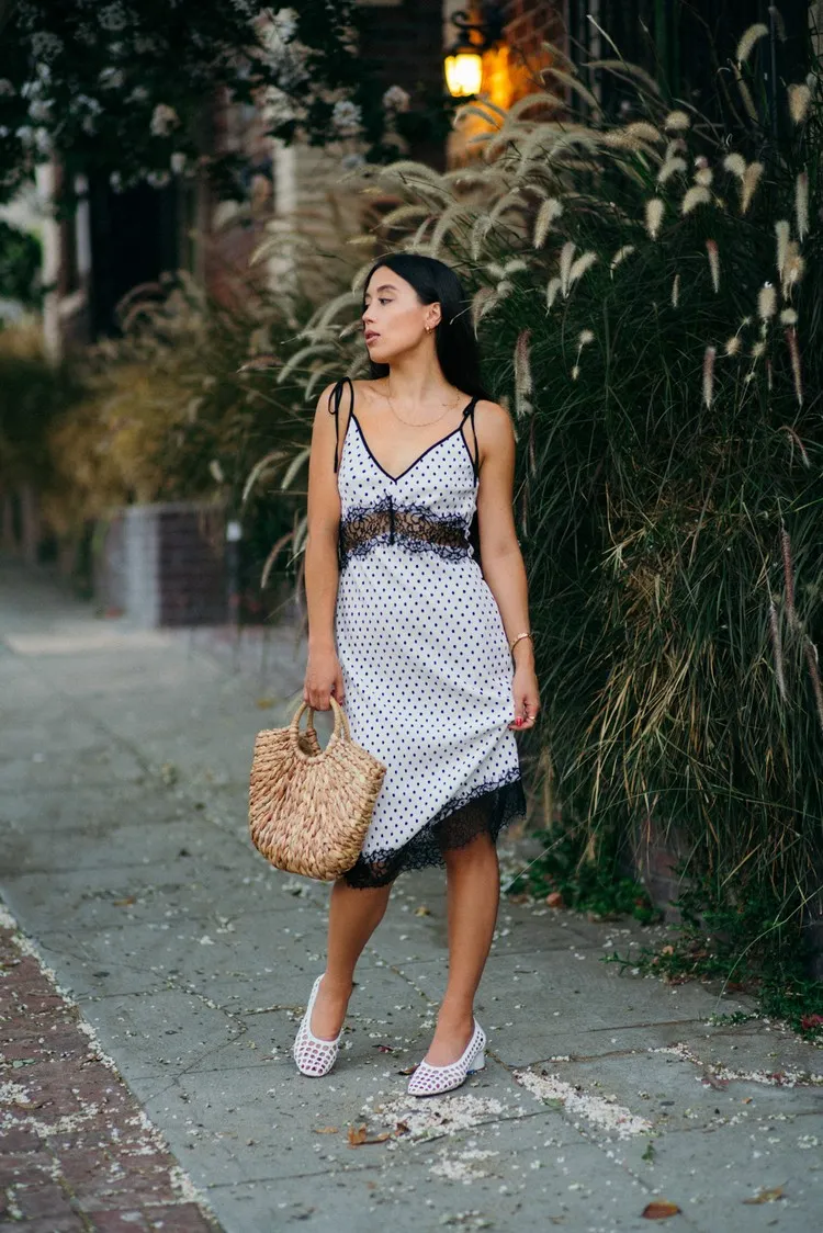 Tendencia 2022 moda de verano vestido de mujer a la moda en bolsa de cesta de verano