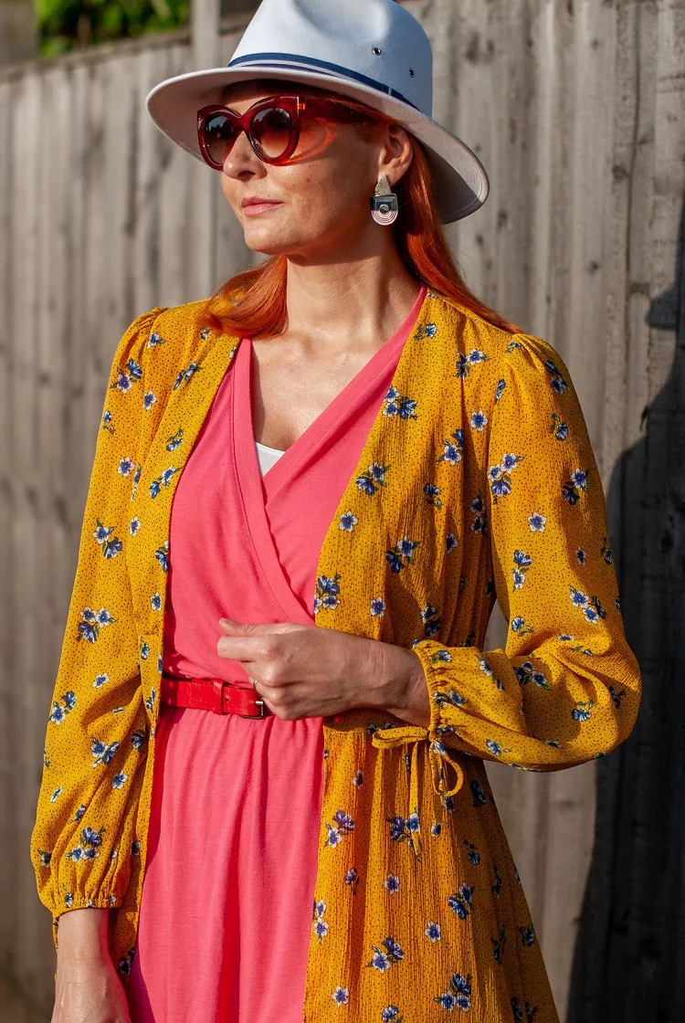 Traje de verano de mujer de 50 años en colores pop rosa y naranja.