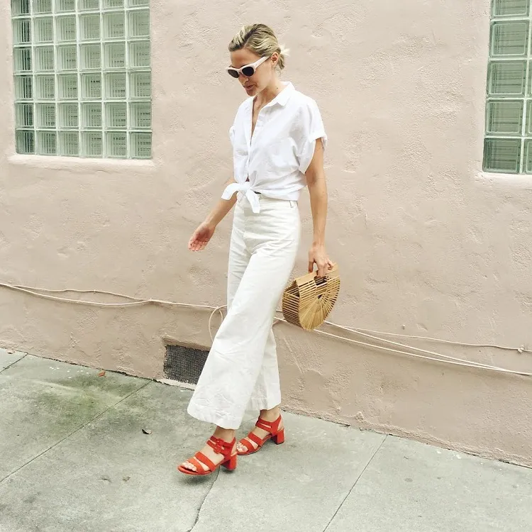 traje de verano de mujer años 50 estilo moderno, cómodo y minimalista.
