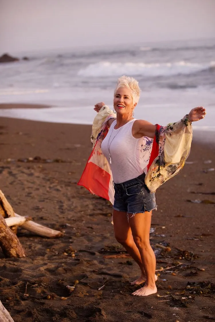 como vestirse en la playa en verano mujer de 50 años