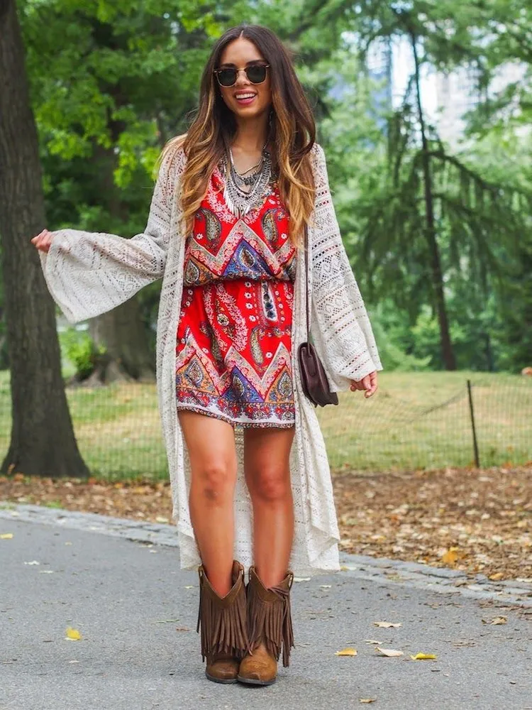 estilo bohemio mujer hippie chic como llevar kimono tendencia mujer moda verano 2022