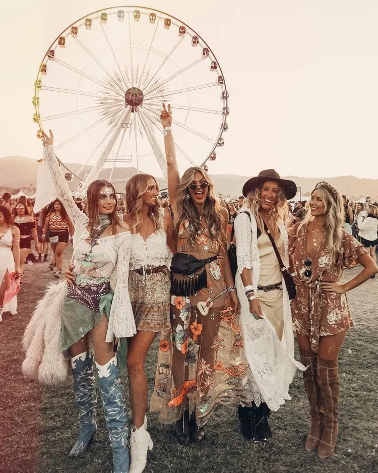 tendencia de moda femenina verano 2022 estilo bohemio chic ode Coachella ideas de ropa