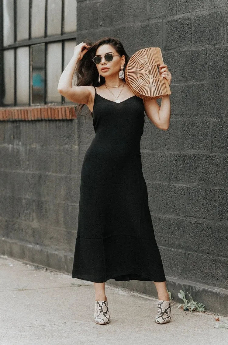 moda tendencia verano 2022 mujer qué llevar un vestido babydoll bolso de bambú