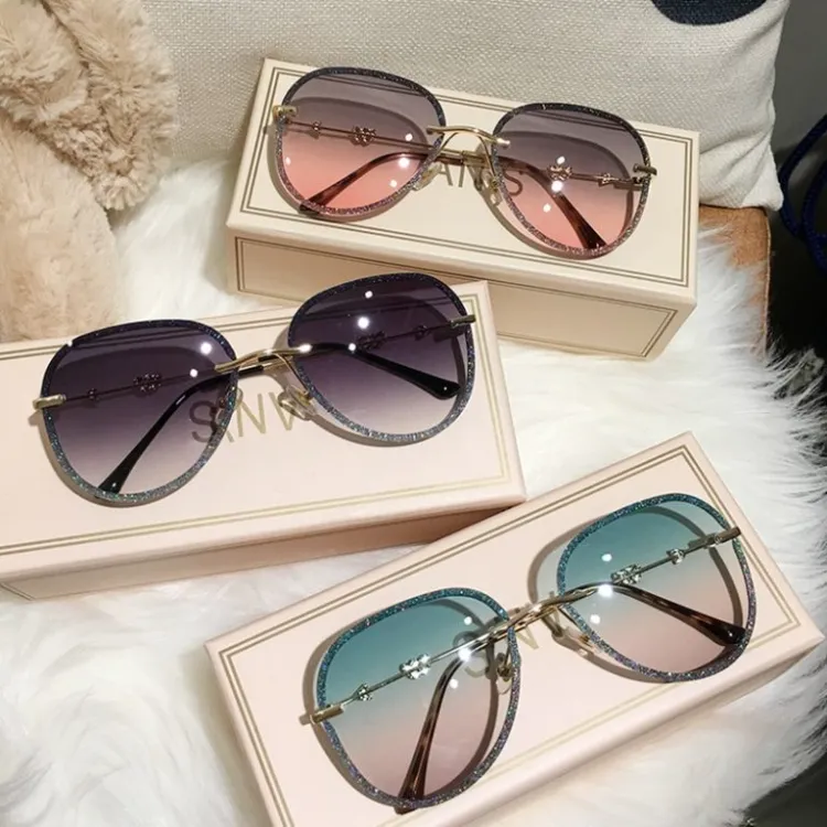 Tendencias de gafas de sol para mujer 2022 lentes degradadas otoño invierno