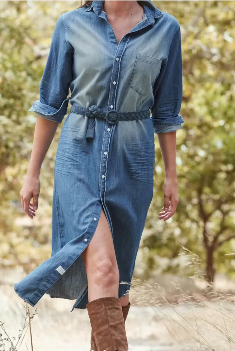 ¿Los vestidos de mezclilla siguen de moda? 10 modelos aún vigentes 5 - 【MioEstilo】 vestido camisa jeans cinturón botones tendencias primavera verano 2022