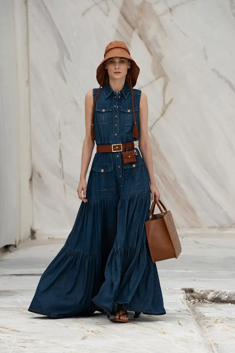 ¿Los vestidos de mezclilla siguen de moda? 10 modelos aún vigentes 9 - 【MioEstilo】 como llevar vestido largo en jeans oscuros tendencia 2022 accesorios de cuero