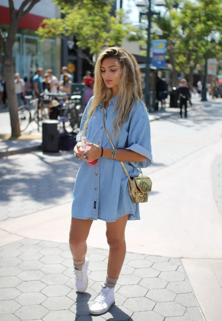 ¿Los vestidos de mezclilla siguen de moda? 10 modelos aún vigentes 21 - 【MioEstilo】 cómo usar el vestido de mezclilla de moda 2022 zapatillas blancas