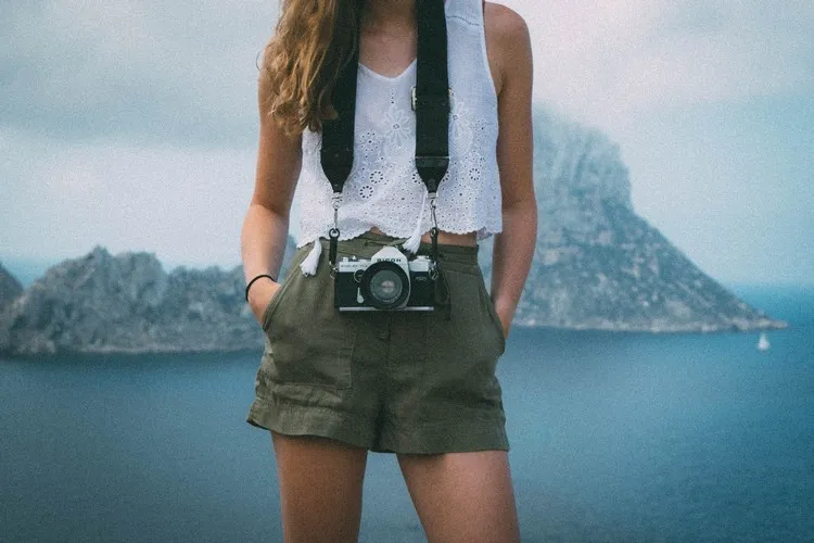 Pantalones cortos tipo cargo para mujer | La moda que se viene 4 - 【MioEstilo】 2022 tendencia de la moda cómo usar pantalones cortos cargo mujer top blanco