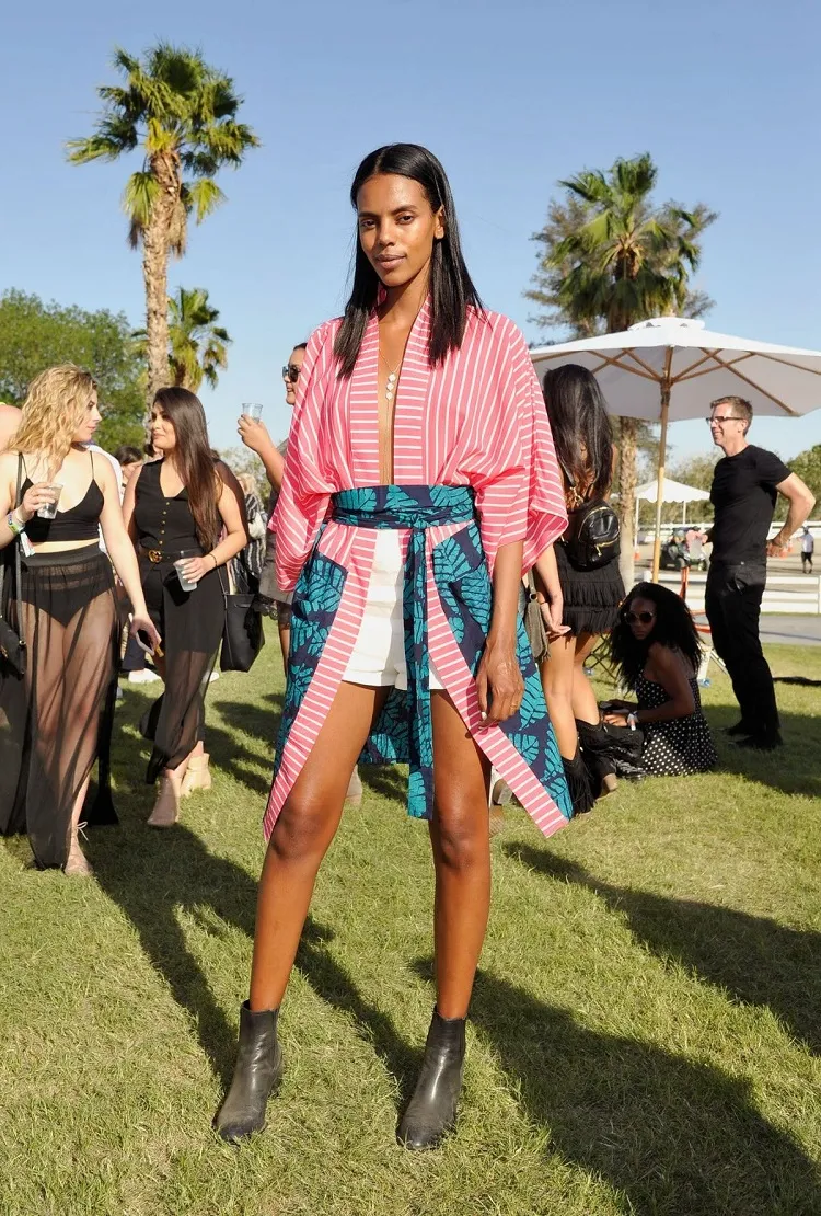 Kimonos con estilo: Ideas para lucir esta temporada 6 - 【MioEstilo】 Cómo llevar un traje de kimono rojo para mujer en el festival de Coachella