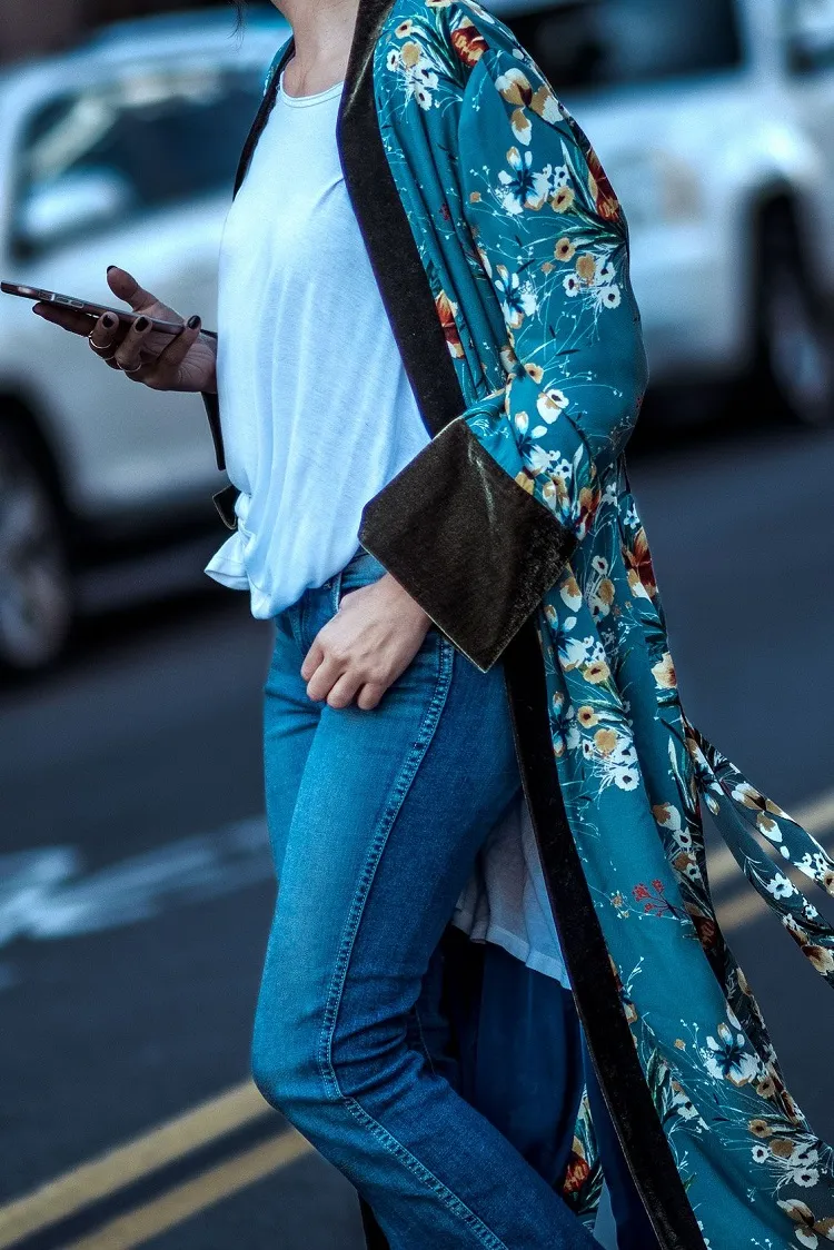 Kimonos con estilo: Ideas para lucir esta temporada 4 - 【MioEstilo】 cómo usar un kimono de moda con jeans en la oficina verano 2022