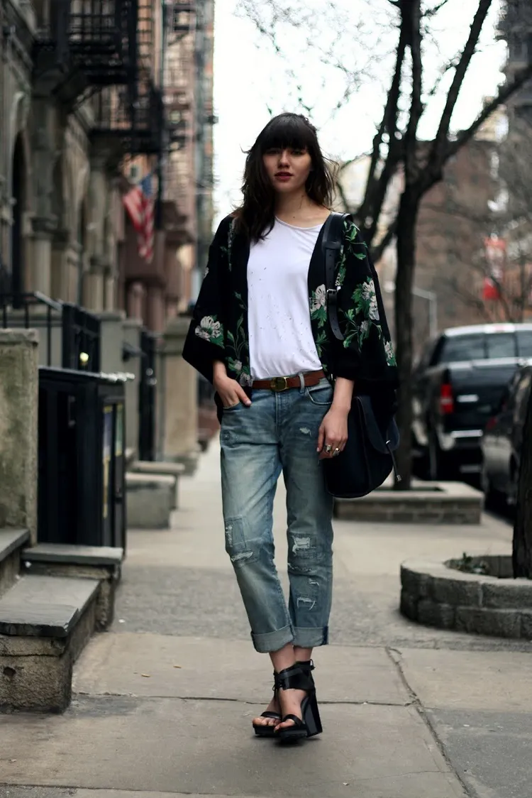 Kimonos con estilo: Ideas para lucir esta temporada 11 - 【MioEstilo】 chaqueta kimono corta de mujer con jeans look casual chic primavera 2022