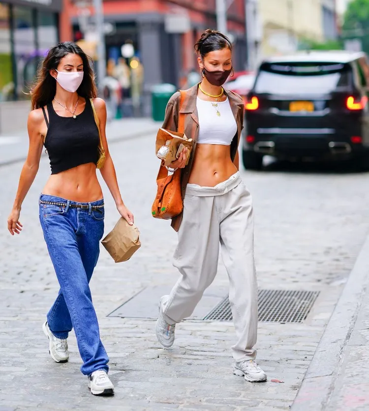 Las piezas de moda de primavera de 2022 tienden a adoptar pantalones de mezclilla de cintura baja