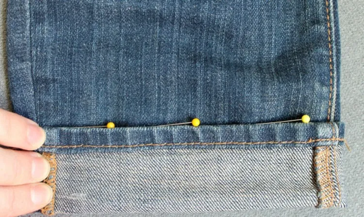 hacer un dobladillo de pantalones sin costuras acortar pantalones sin un método de máquina efectivo