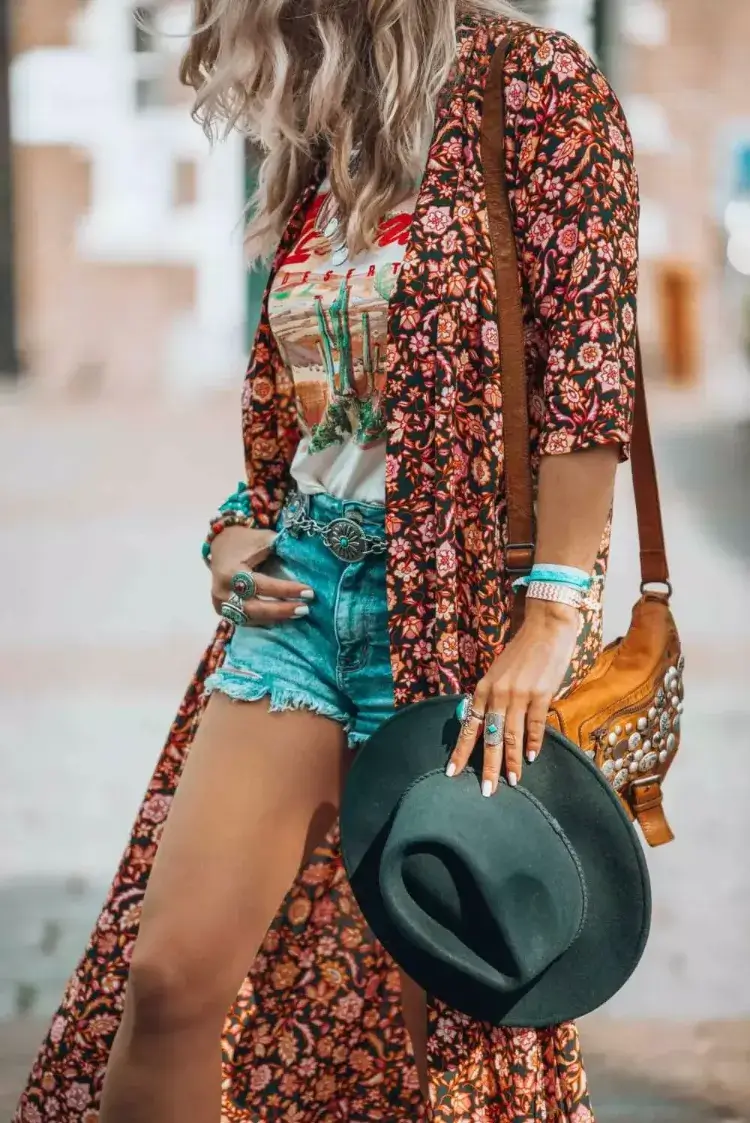 Vestido largo bohemio y look hippie chic: 20 ideas de tendencias primavera/verano 9 - 【MioEstilo】 elegante atuendo hippie chic primavera verano 2022 pantalones cortos de mezclilla kimono albornoz