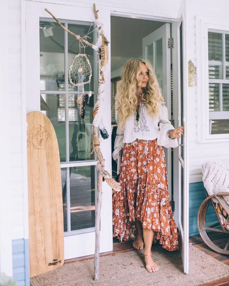 Vestido largo bohemio y look hippie chic: 20 ideas de tendencias primavera/verano 18 - 【MioEstilo】 outfit chic hippie primavera verano 2022 camisa blanca falda floral