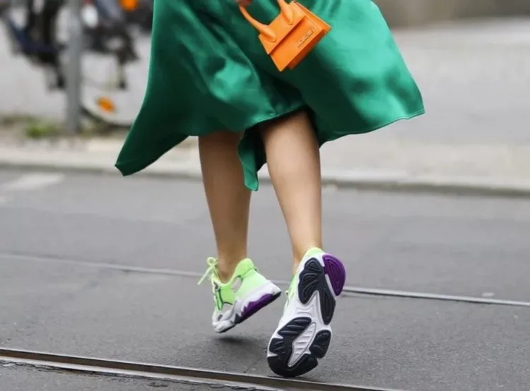 baloncesto femenino de moda con zapatillas de vestir 2022 teclas de neón