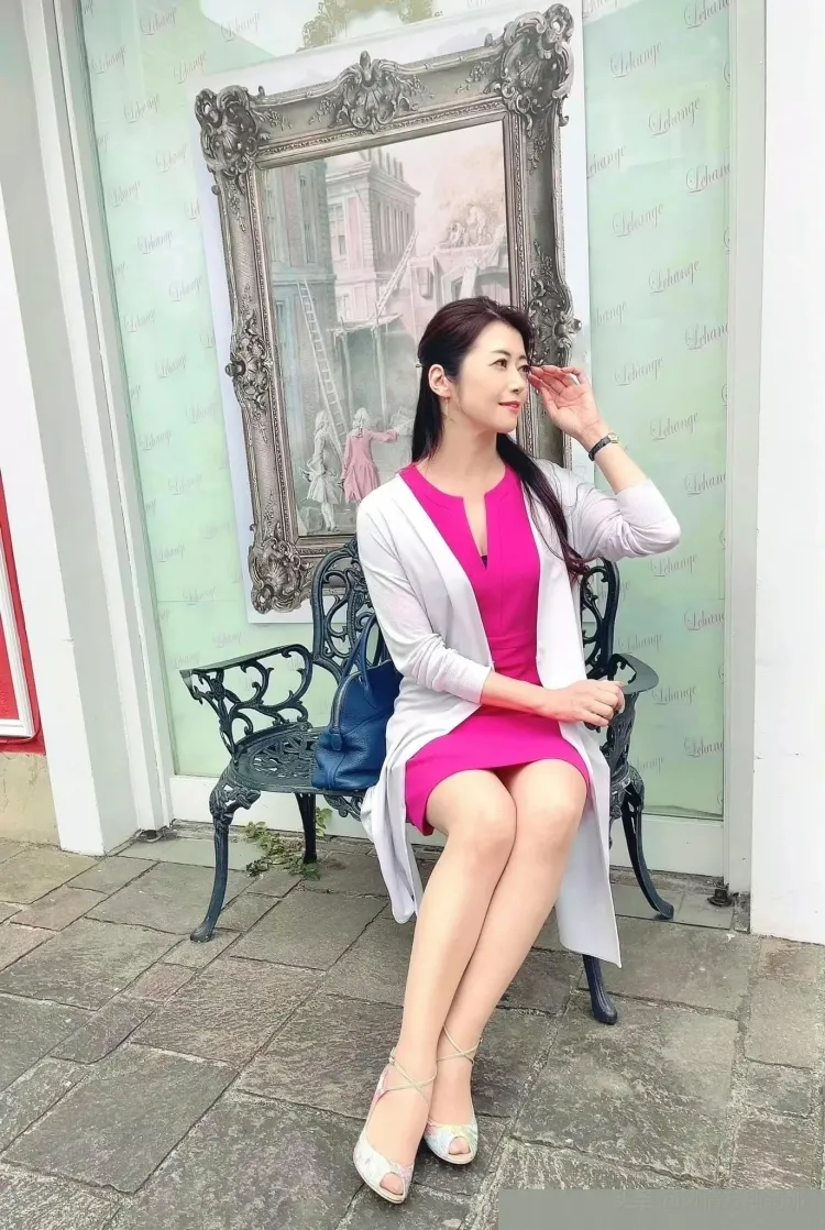 Tendencia de moda inspirada en los armarios de nuestras tías: ¿qué es auntiecore? 6 - 【MioEstilo】 moda tendencia sentimental TikTok bolso auntiecore estilo viejo bufanda suéter