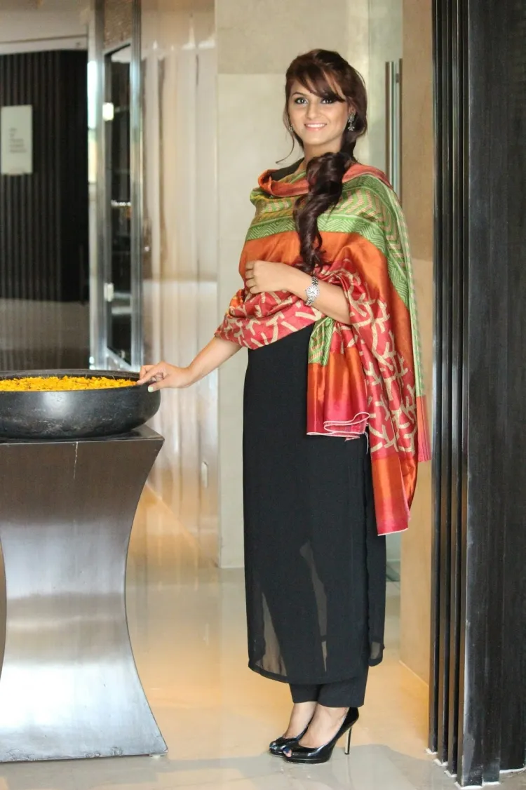 Tendencia de moda inspirada en los armarios de nuestras tías: ¿qué es auntiecore? 3 - 【MioEstilo】 tendencia de la moda vestido deportivo pequeñas flores que caen libremente blusa con mangas abullonadas