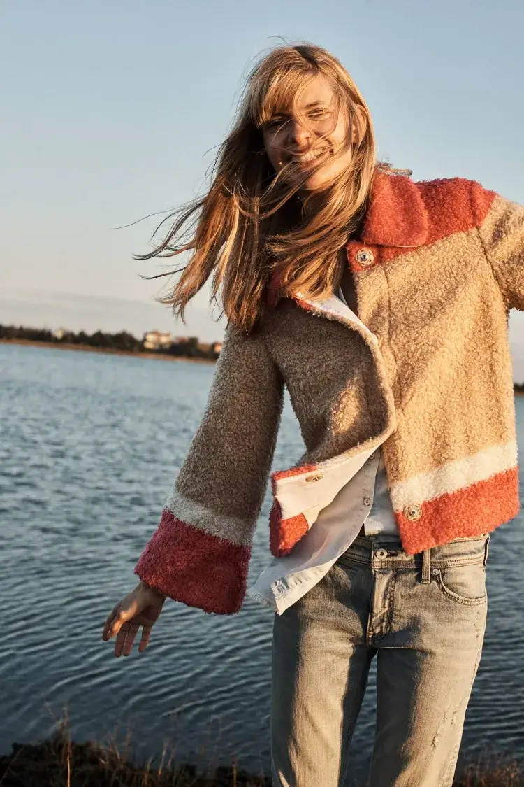 Las tendencias de moda 2022 reemplazan la chaqueta sherpa de chaqueta esponjosa