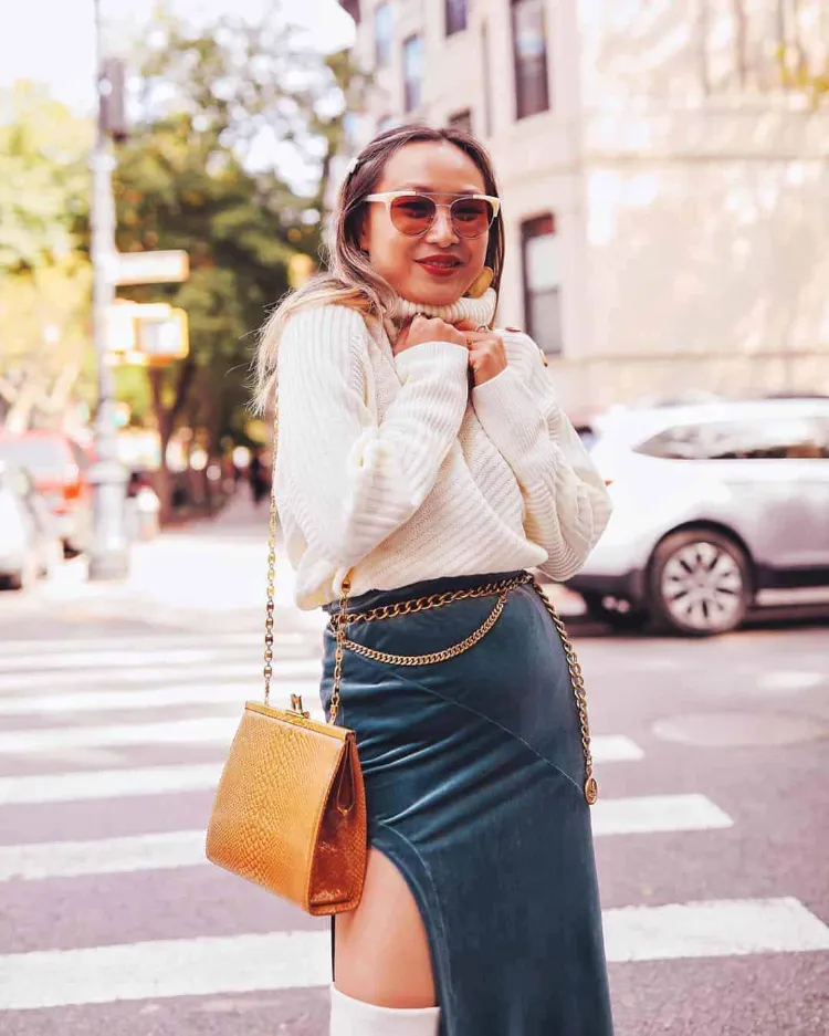 Las tendencias de moda 2022 evitan reemplazar los cinturones de cadena de bolsos a juego